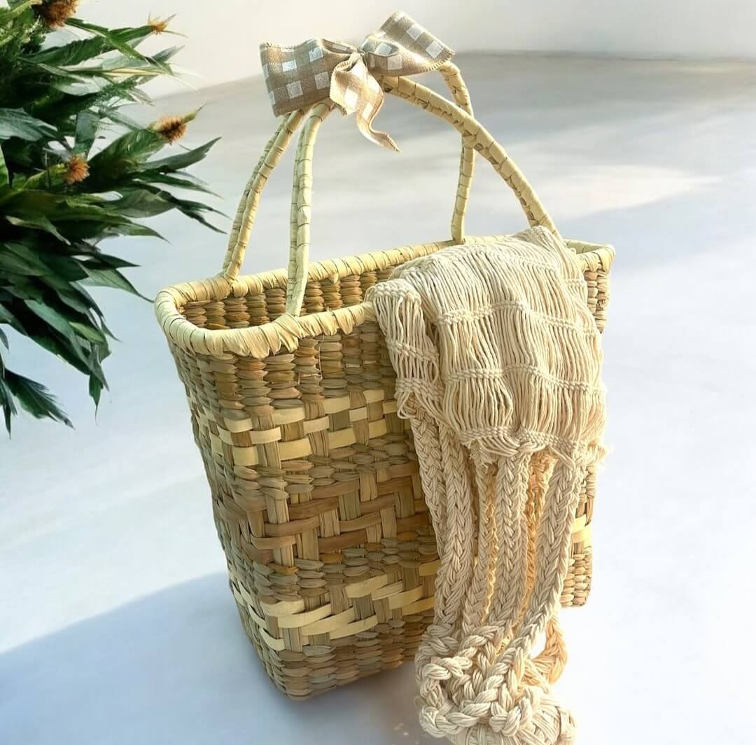 Bolsa natural trançada em fibra com acabamento artesanal