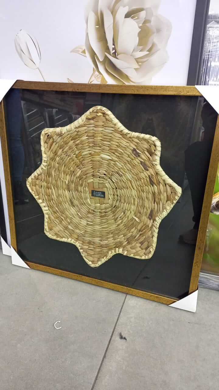 Cesta artesanal em palha trançada emoldurada em quadro