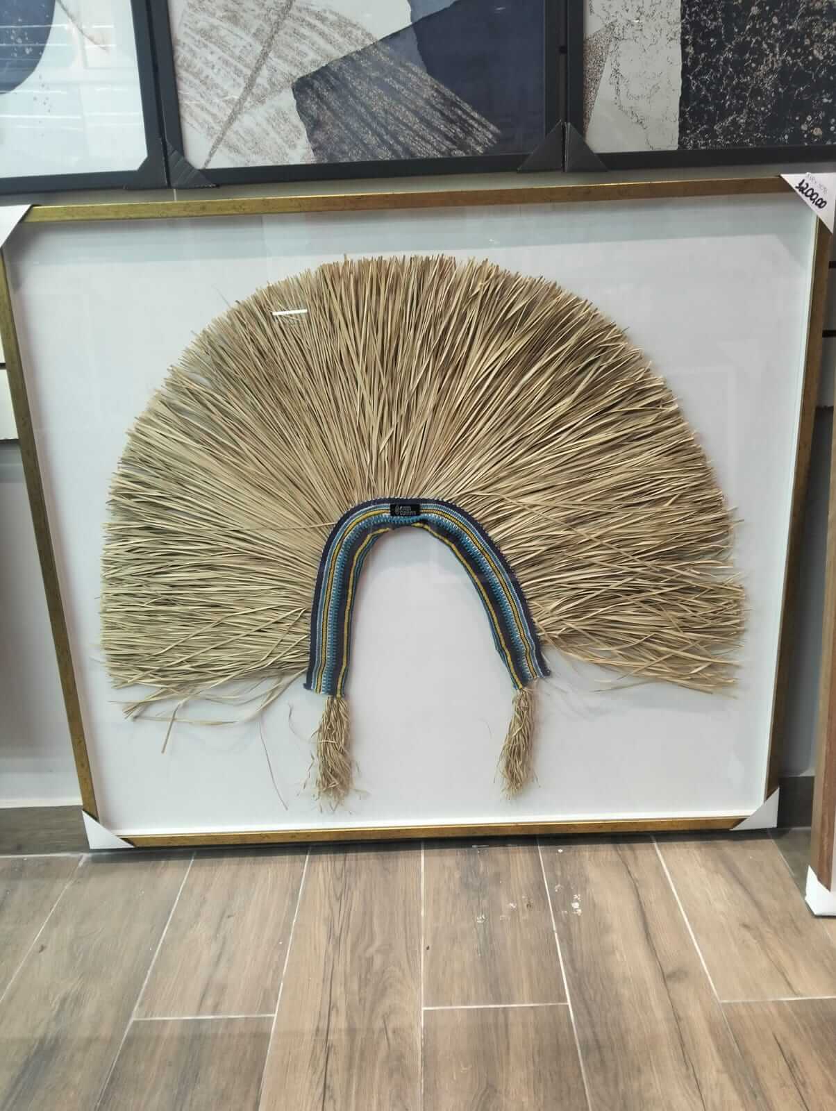 Leque artesanal em palha emoldurado em quadro de vidro