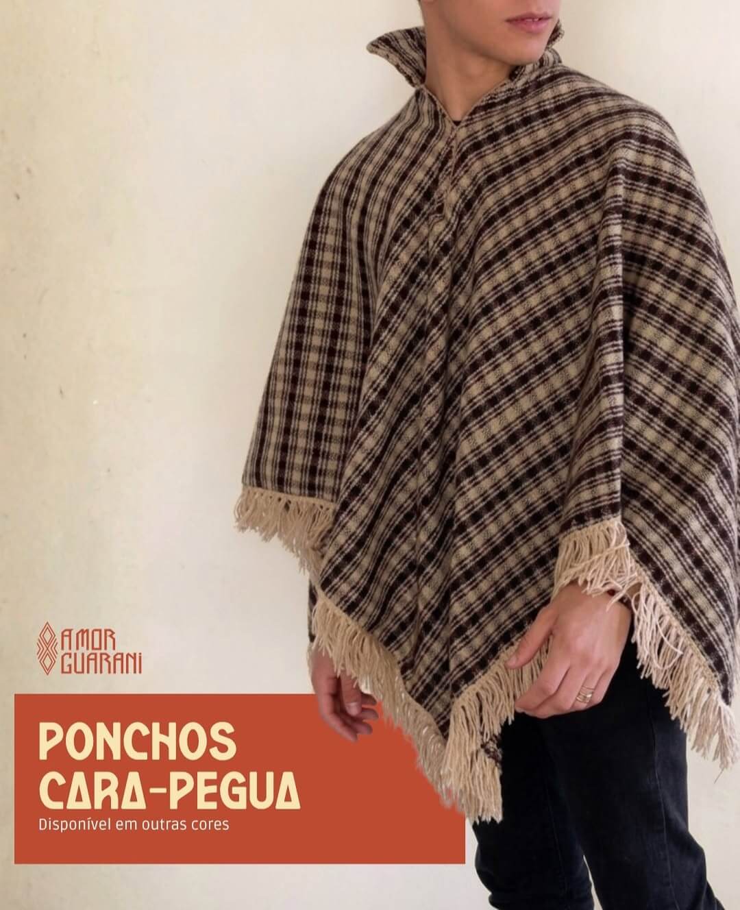 Poncho Cara-Pegua em lã com franjas, produção artesanal Guarani
